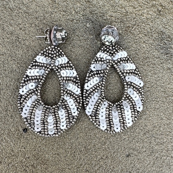 DEEPA BY DEEPA GURNANI GRAY SEQUINED HANGING PIERCED TEARDROP EARRINGS INDIA - Picture 5 of 9